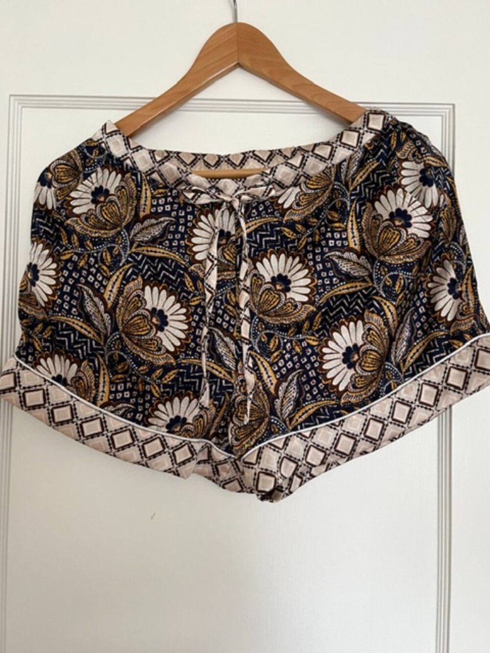 Rachel Zoe Two Piece Pajama Short Set in Blue Floral | Size Small - Picture 4 of 6